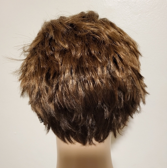 Short Layered Cut Wig - A3435 - Picture 5 of 6